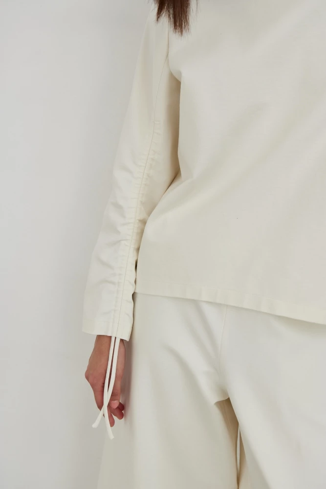 Свитшот со сборкой на рукавах