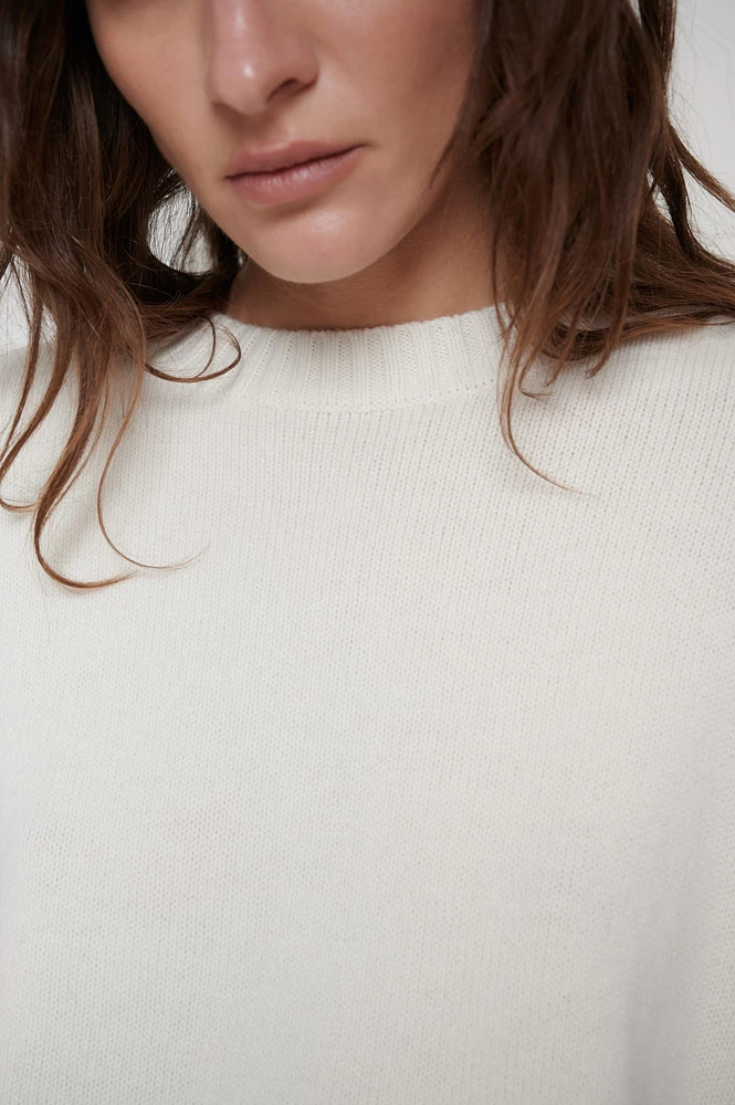 Свитер оверсайз с круглой горловиной