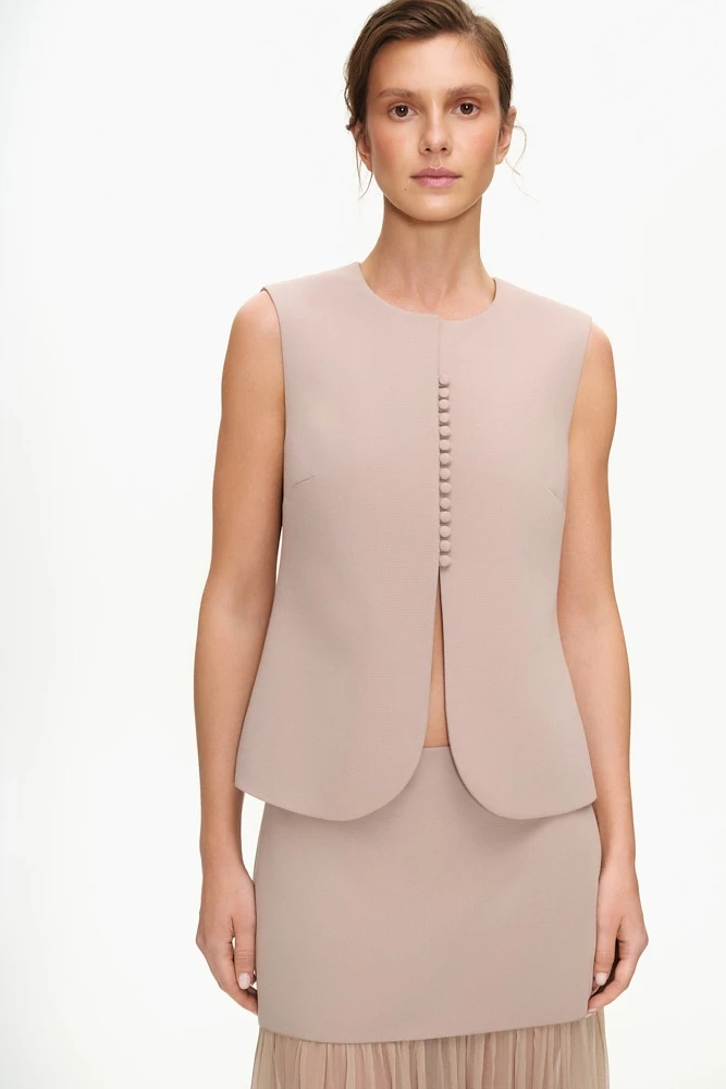 Жилет с акцентной застежкой