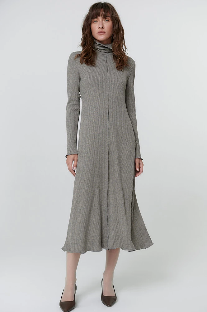 Платье миди с воротником стойка и длинным рукавом