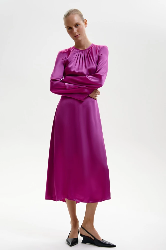 Платье миди с вырезом на спине