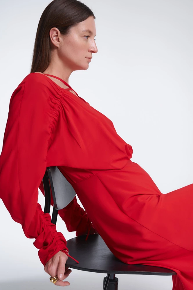 Платье миди с вырезом и тонкими бретелями