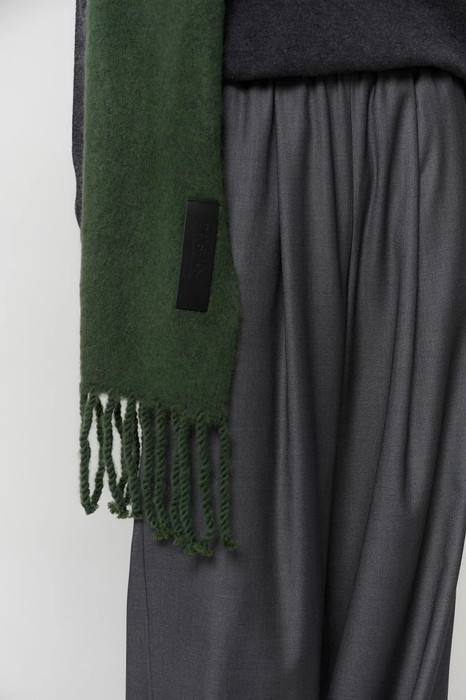 Шарф из мохеровой пряжи с кистями