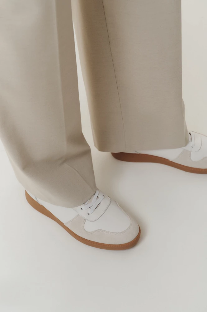 Кроссовки из кожи с замшевыми вставками