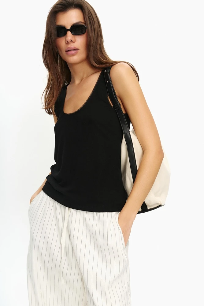 Топ из вискозного трикотажа в бельевом стиле