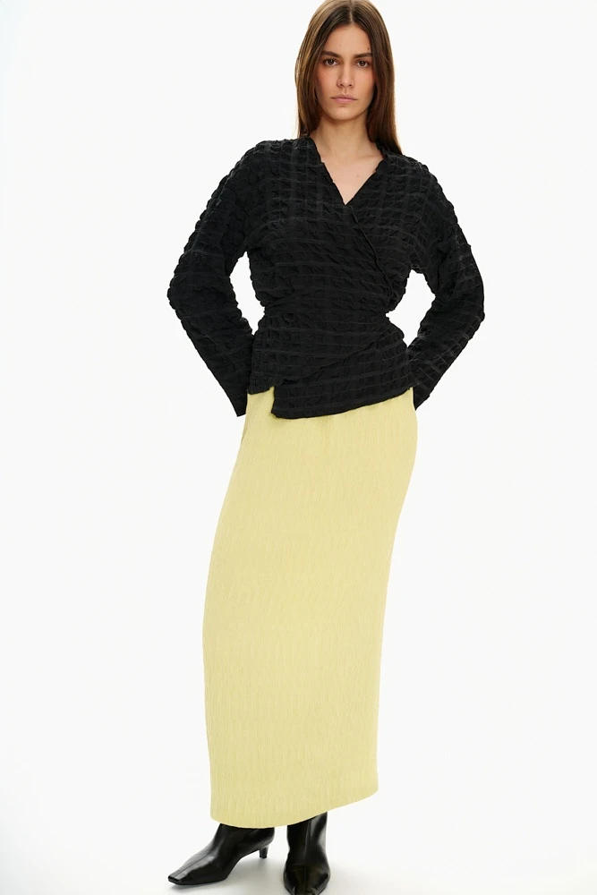 Блуза на запахе из фактурной ткани