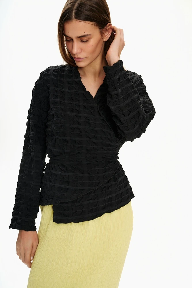 Блуза на запахе из фактурной ткани