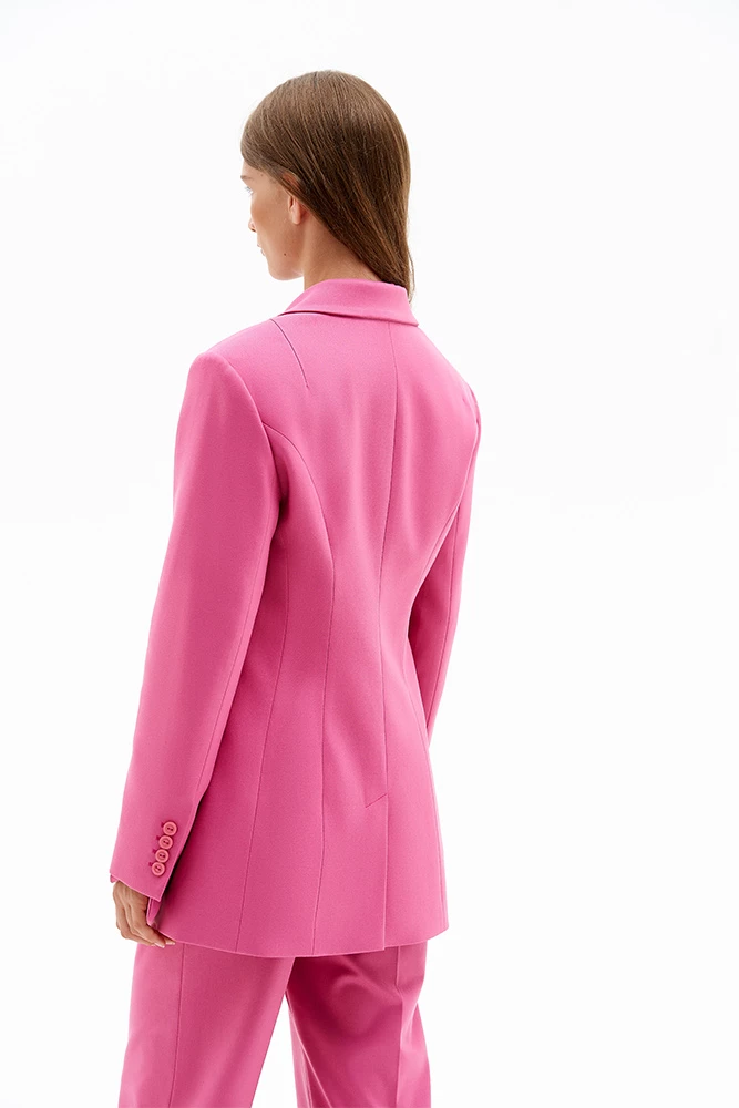 Жакет двубортный приталенный с заострёнными лацканами