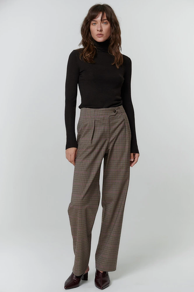 Брюки прямые со складками из премиальной итальянской костюмной шерсти