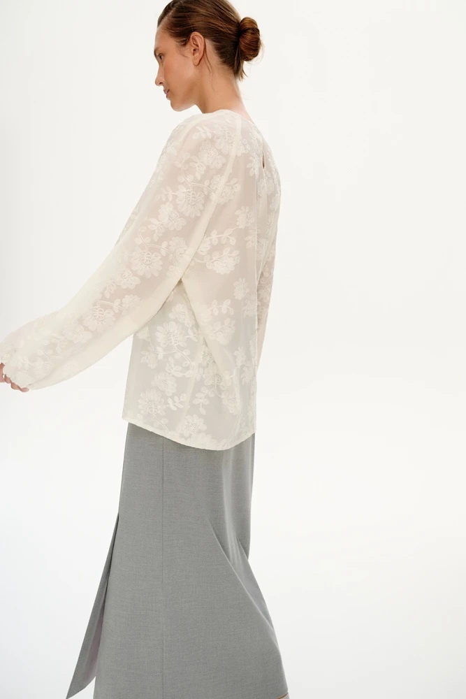 Блуза из полупрозрачной ткани с вышивкой