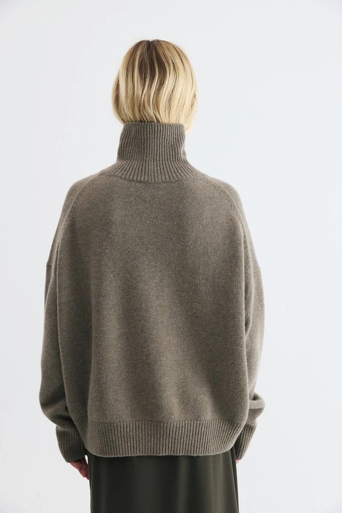 Свитер оверсайз с высоким воротником из шерсти