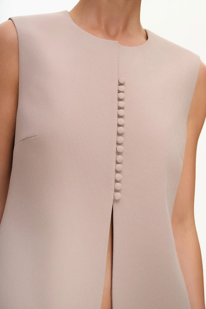 Жилет с акцентной застежкой