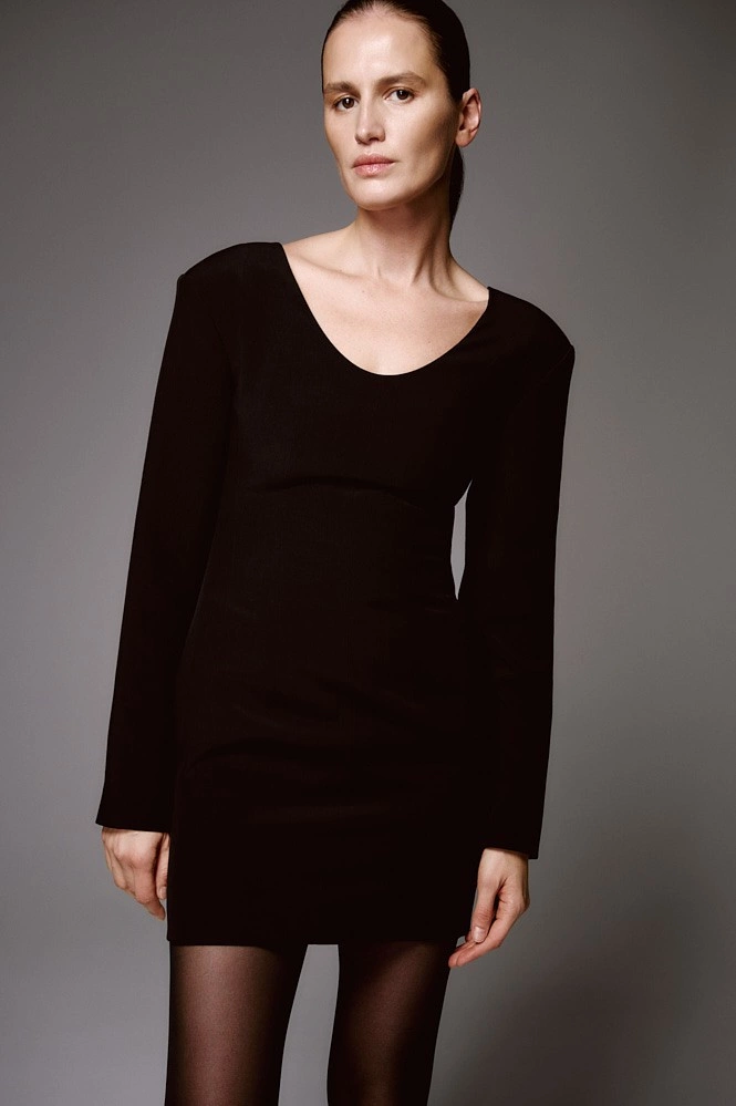 Платье мини приталенное с акцентным плечом