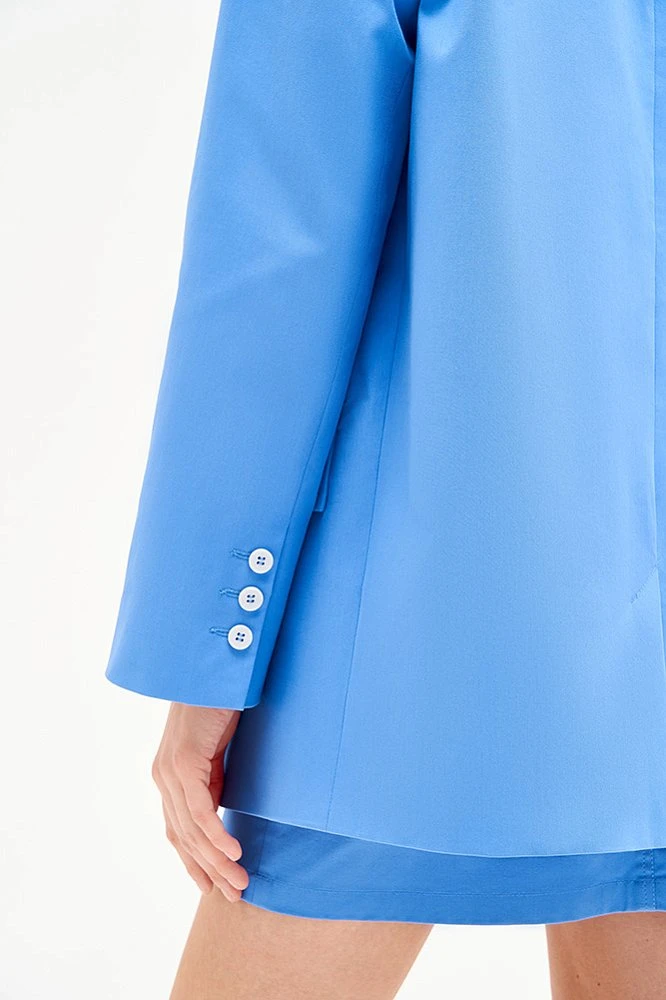 Жакет однобортный с расширенной линией плеча