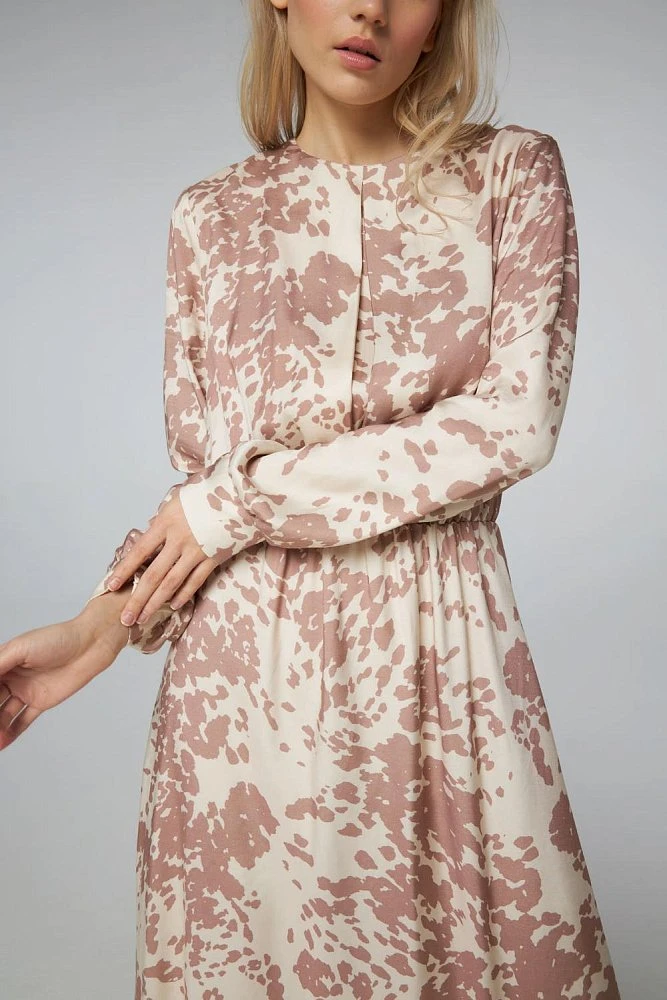 Платье со складкой на лифе