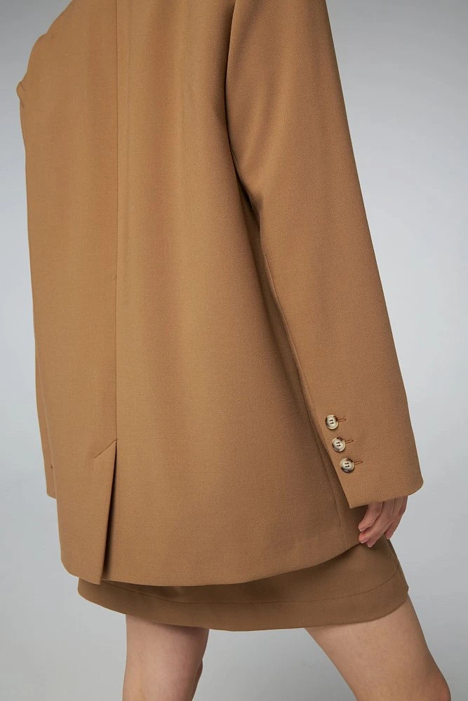 Жакет однобортный с расширенной линией плеча