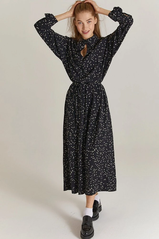 Платье с вырезом капелька