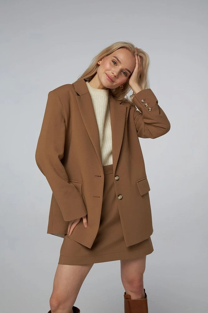 Жакет однобортный с расширенной линией плеча