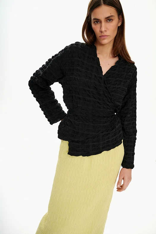 Блуза на запахе из фактурной ткани (Вискоза фактурная арт.1634 Черный 49% вискоза, 48% п/э, 3% эластан; Размер: L)