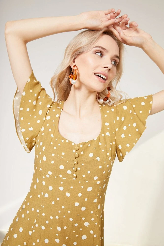 Платье с рукавом крылышко