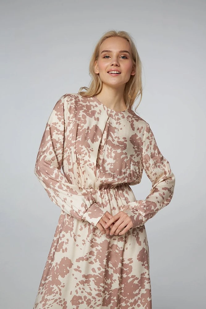 Платье со складкой на лифе