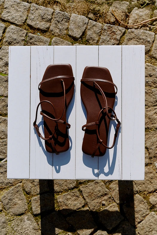 Босоножки на плоском ходу из кожи (Натуральная кожа Коричневый, подошва - резина; Размер: 36)