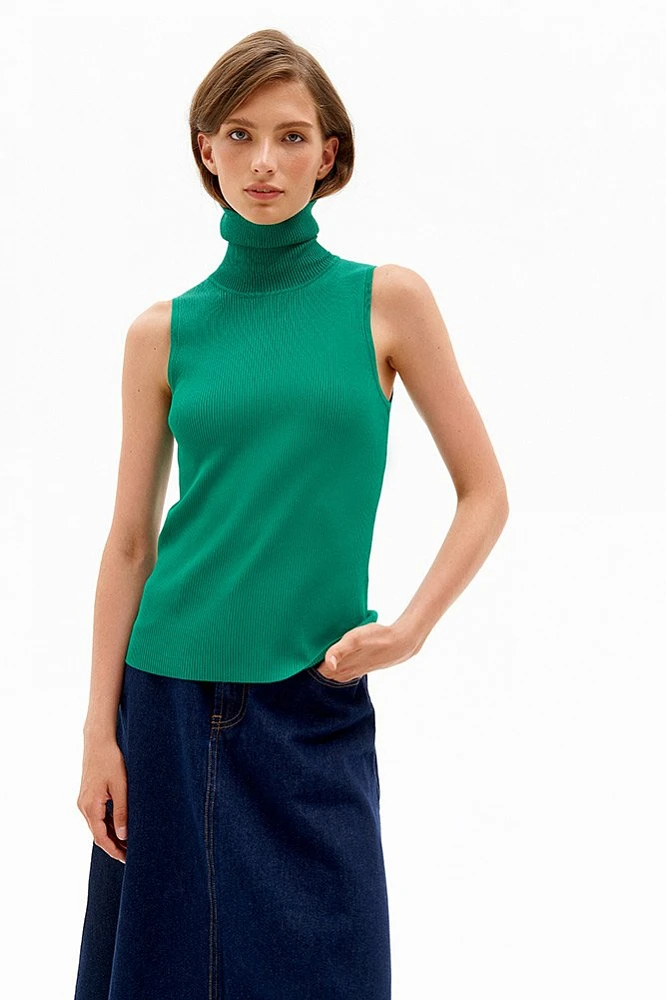 Топ без рукавов с высоким воротником