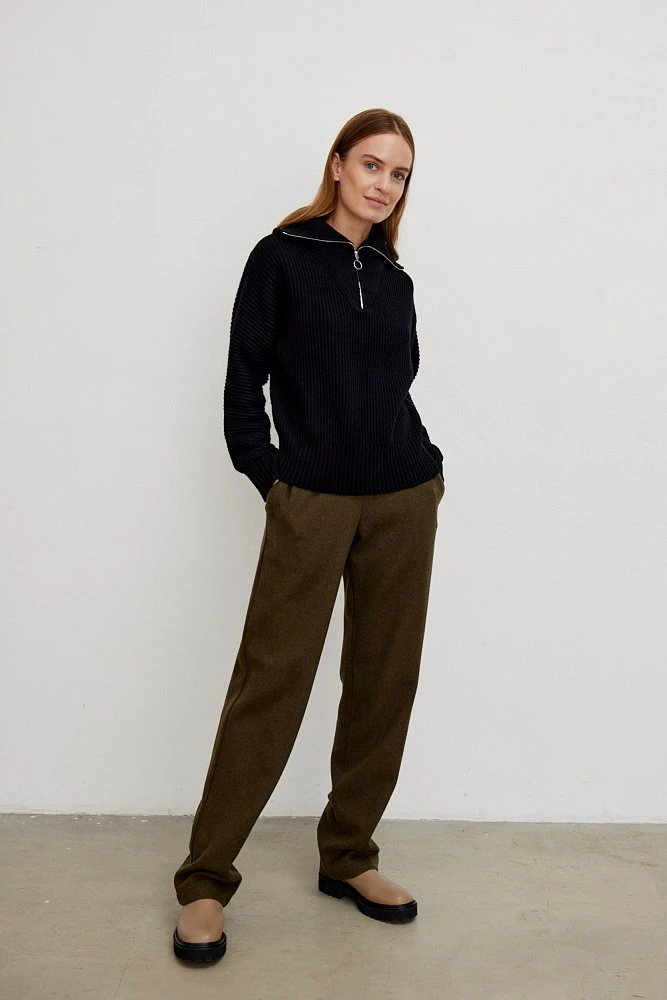 Свитер объемный с воротником на молнии