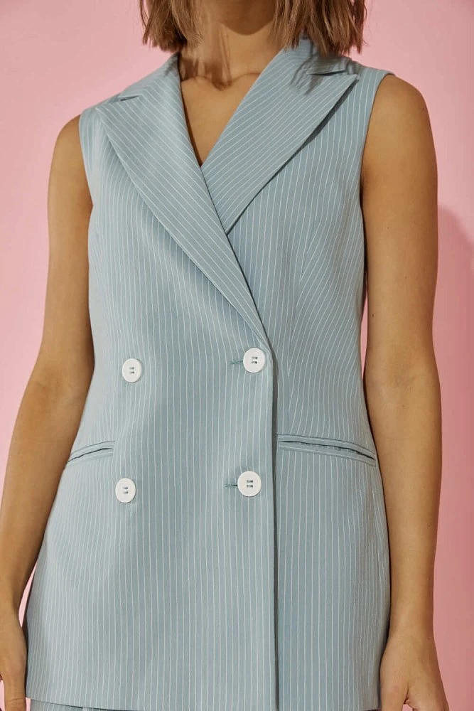 Жилет с декоративной вставкой