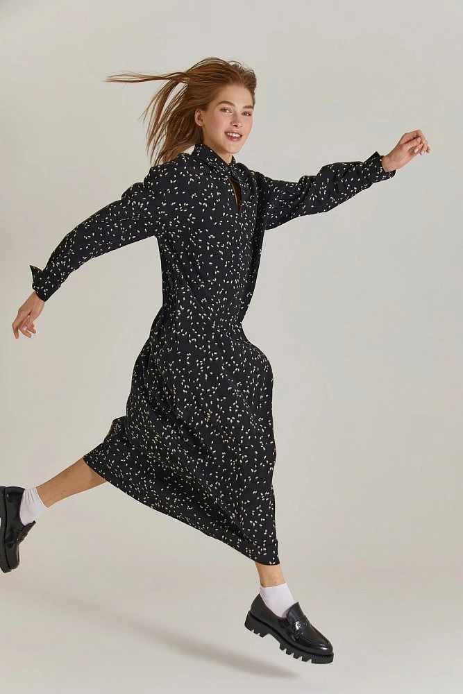 Платье с вырезом капелька