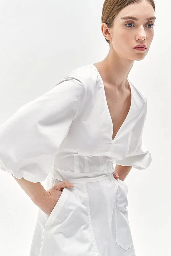 Платье приталенное с объёмными рукавами