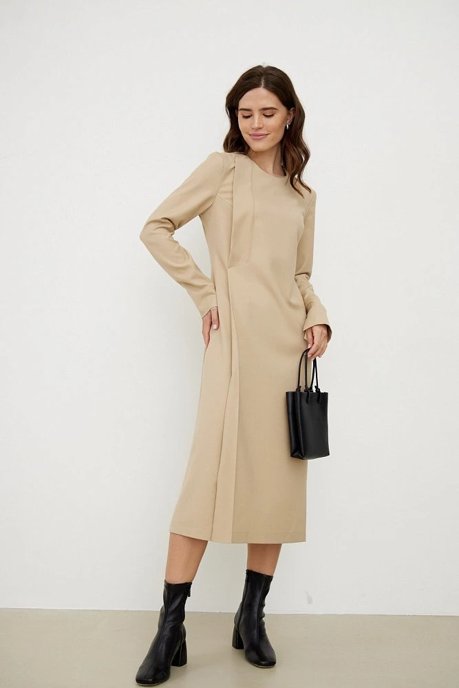 Платье-футляр со складкой