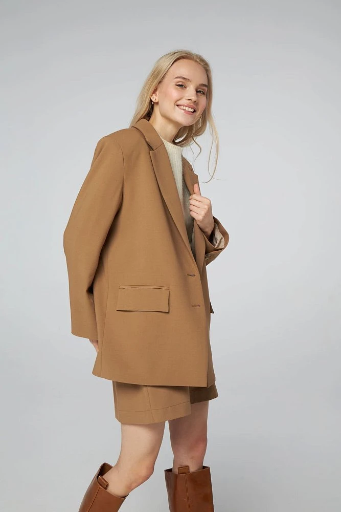 Жакет однобортный с расширенной линией плеча