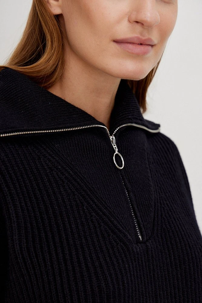 Свитер объемный с воротником на молнии