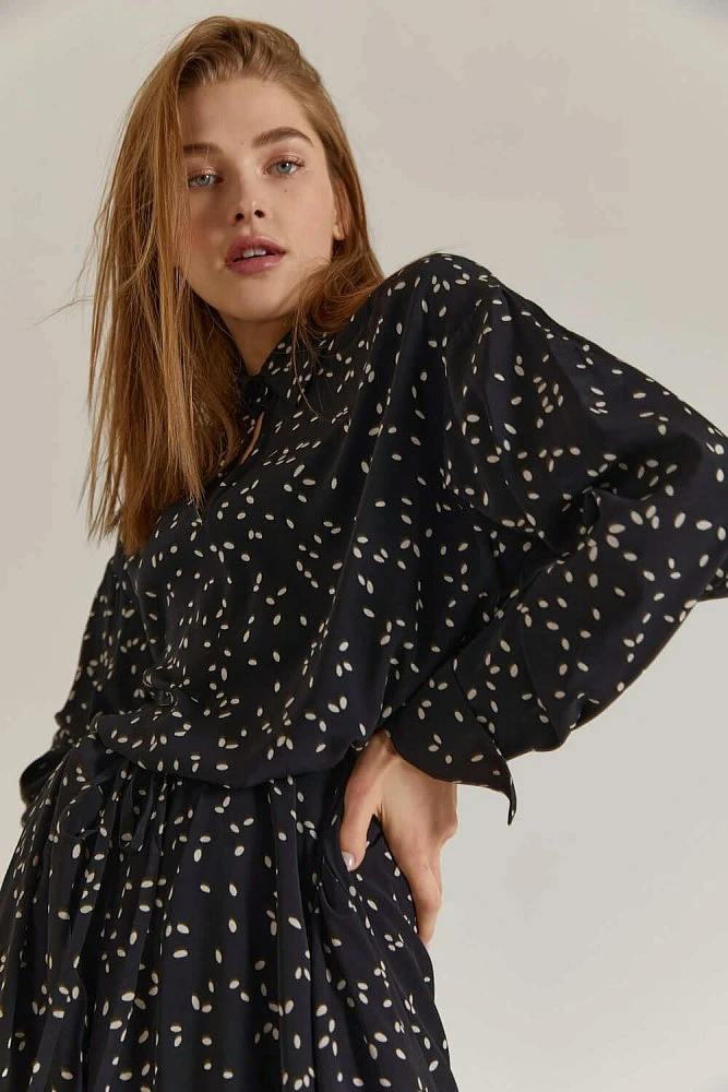 Платье с вырезом капелька