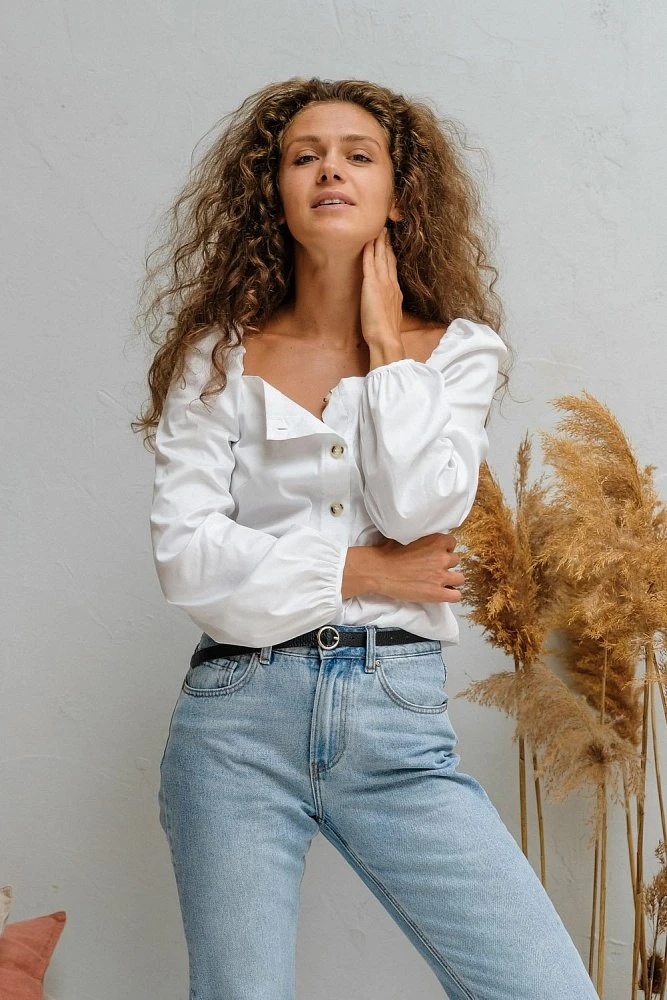 Блуза с квадратной горловиной и объемным рукавом