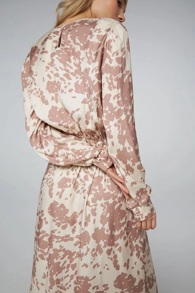 Платье со складкой на лифе