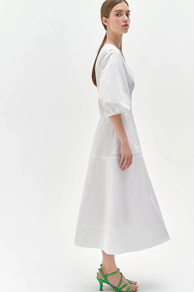 Платье приталенное с объёмными рукавами