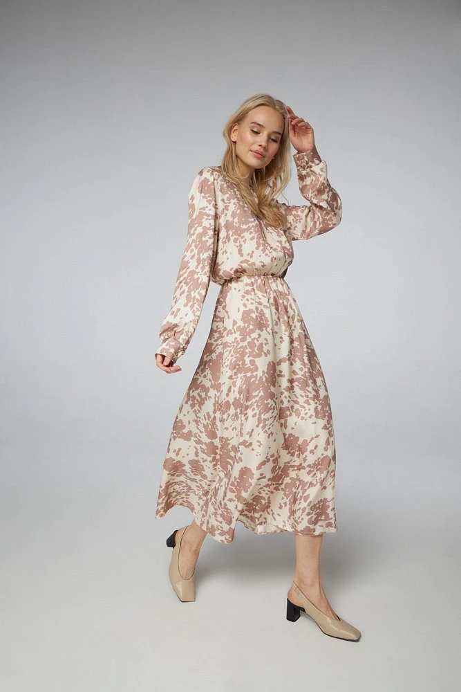 Платье со складкой на лифе