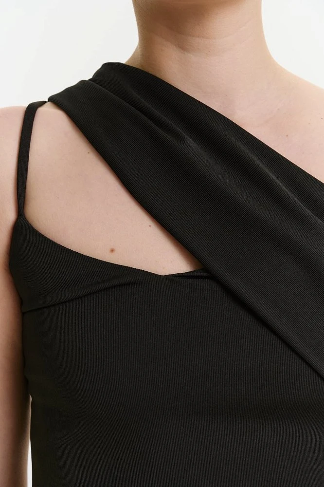 Топ с асимметричной драпировкой