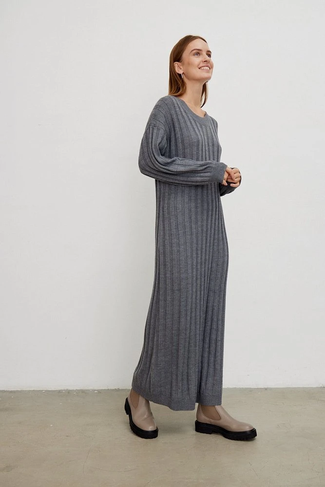 Платье вязаное с круглой горловиной