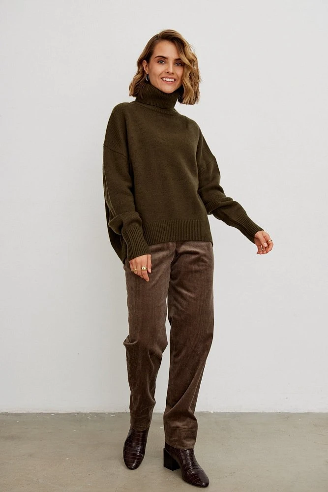 Свитер оверсайз с высоким воротником