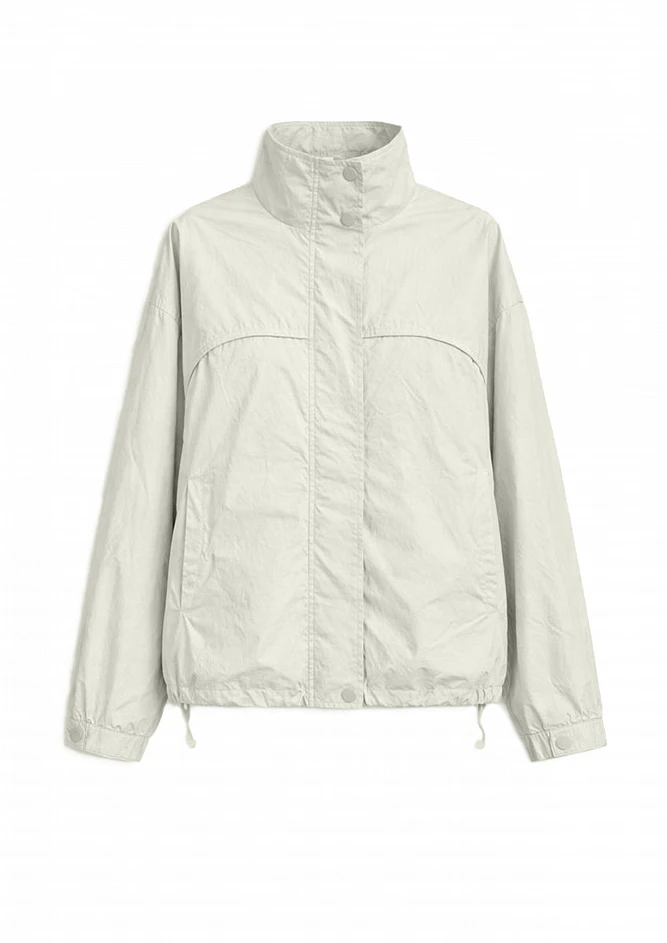 Ветровка с высоким воротником