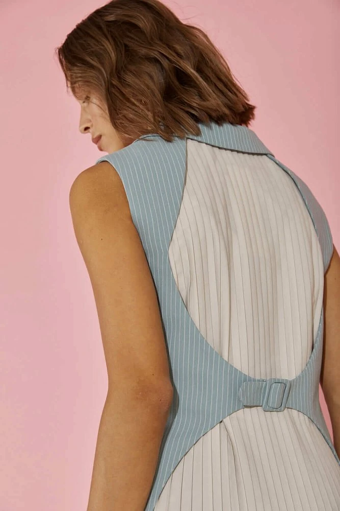 Жилет с декоративной вставкой