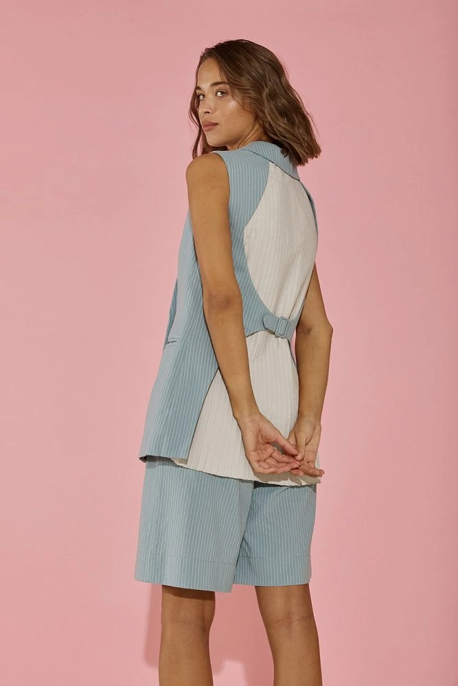 Жилет с декоративной вставкой