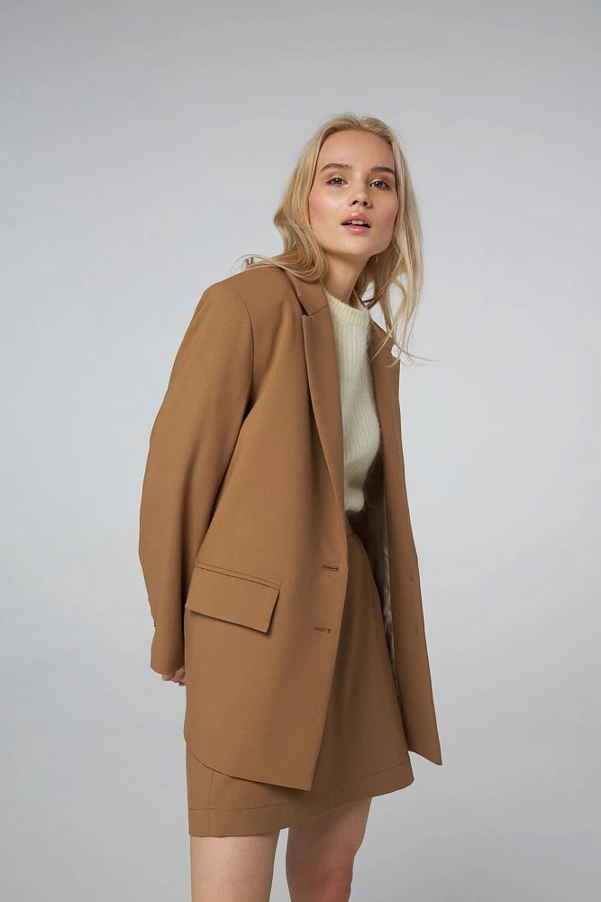 Жакет однобортный с расширенной линией плеча