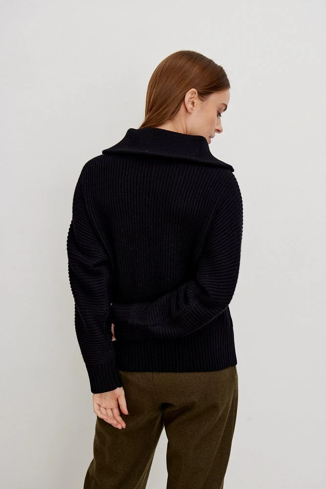 Свитер объемный с воротником на молнии