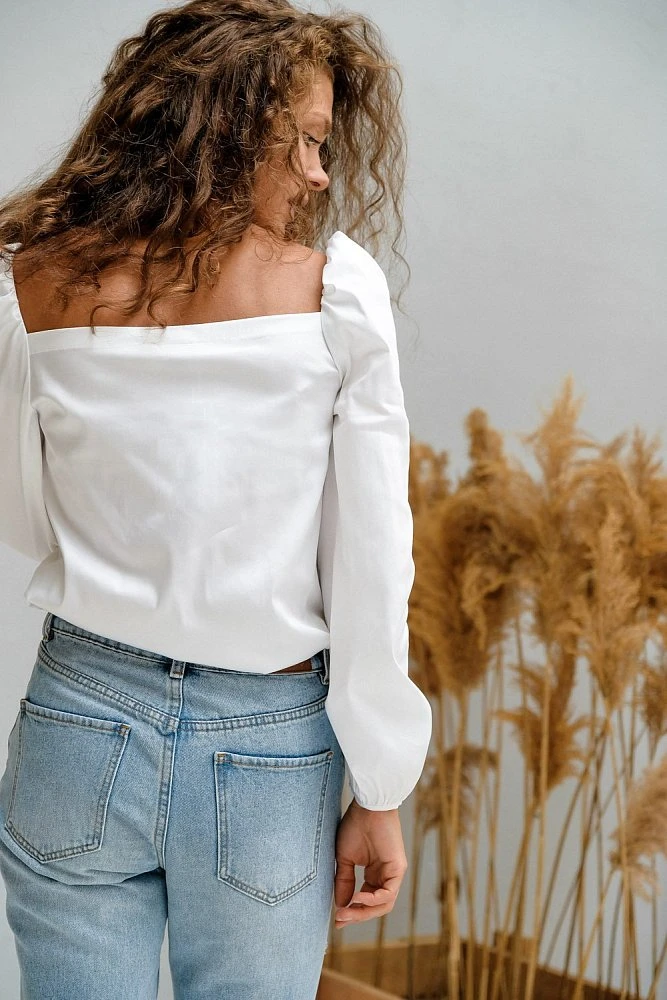 Блуза с квадратной горловиной и объемным рукавом