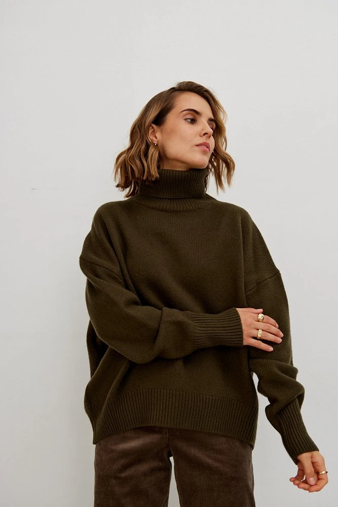 Свитер оверсайз с высоким воротником