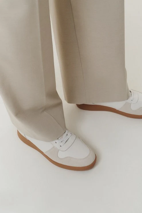Кроссовки из кожи с замшевыми вставками